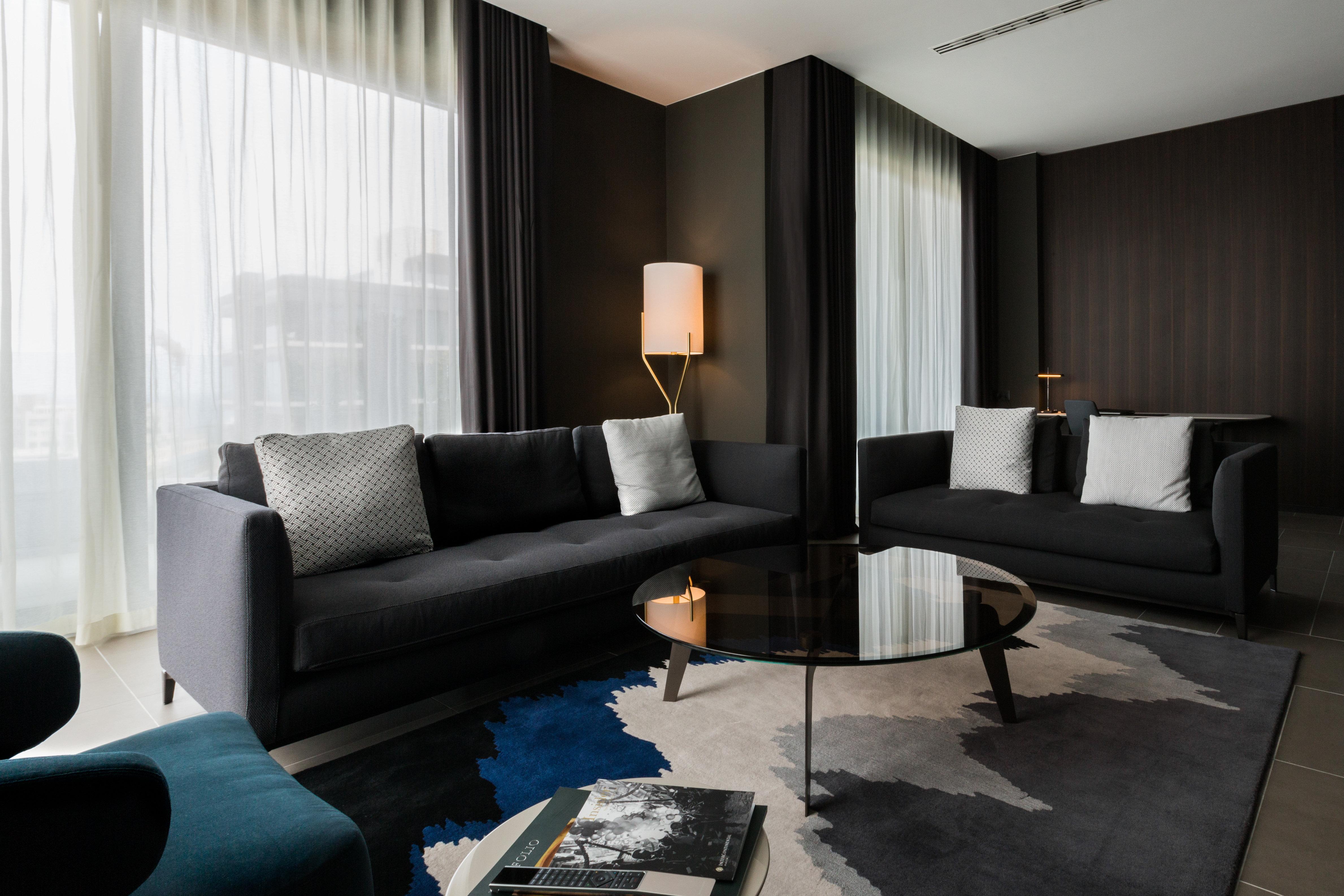 Intercontinental Malta By Ihg Hotel Saint Julian's Bagian luar foto The living room of a suite at the hotel