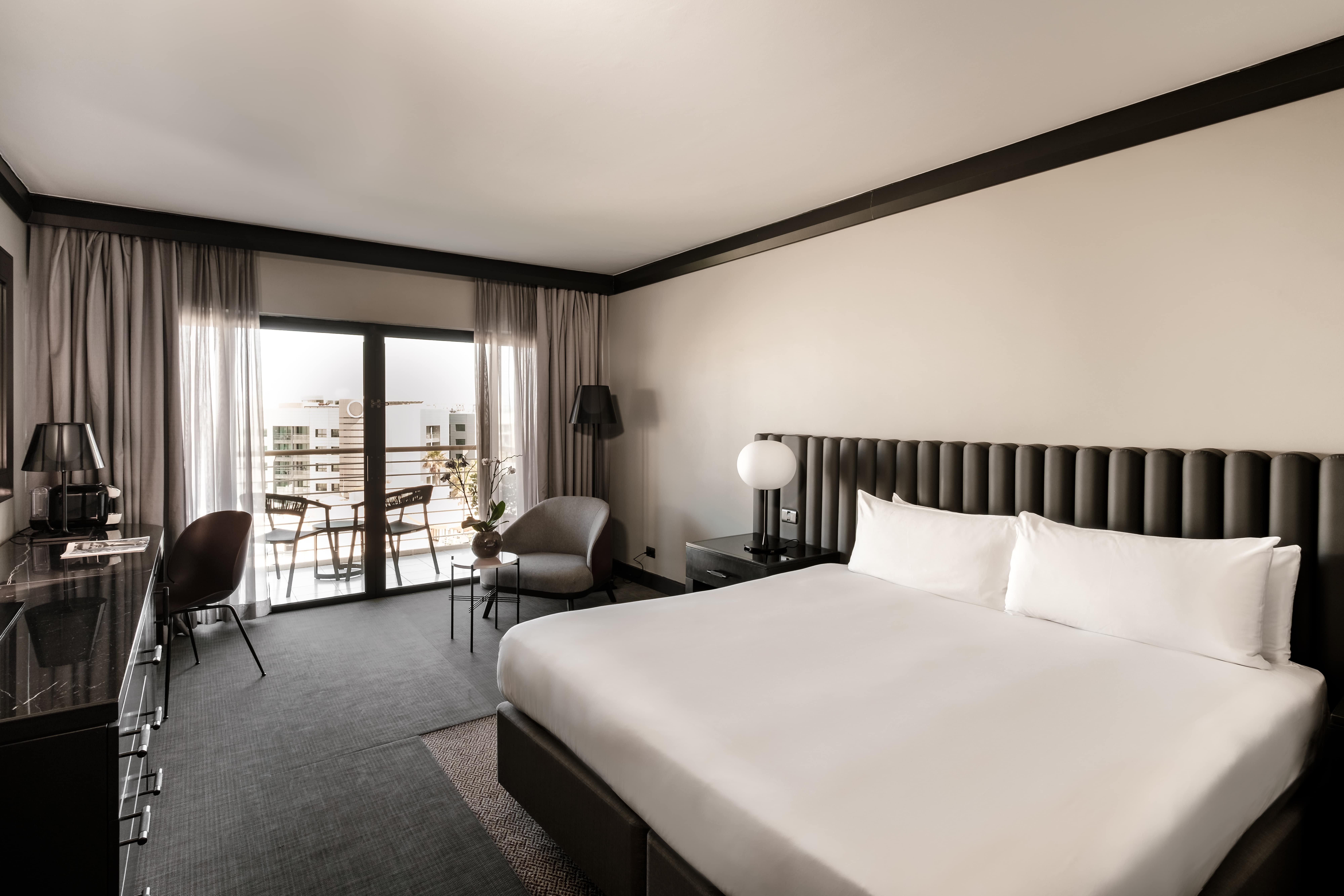 Intercontinental Malta By Ihg Hotel Saint Julian's Bagian luar foto A room at the hotel