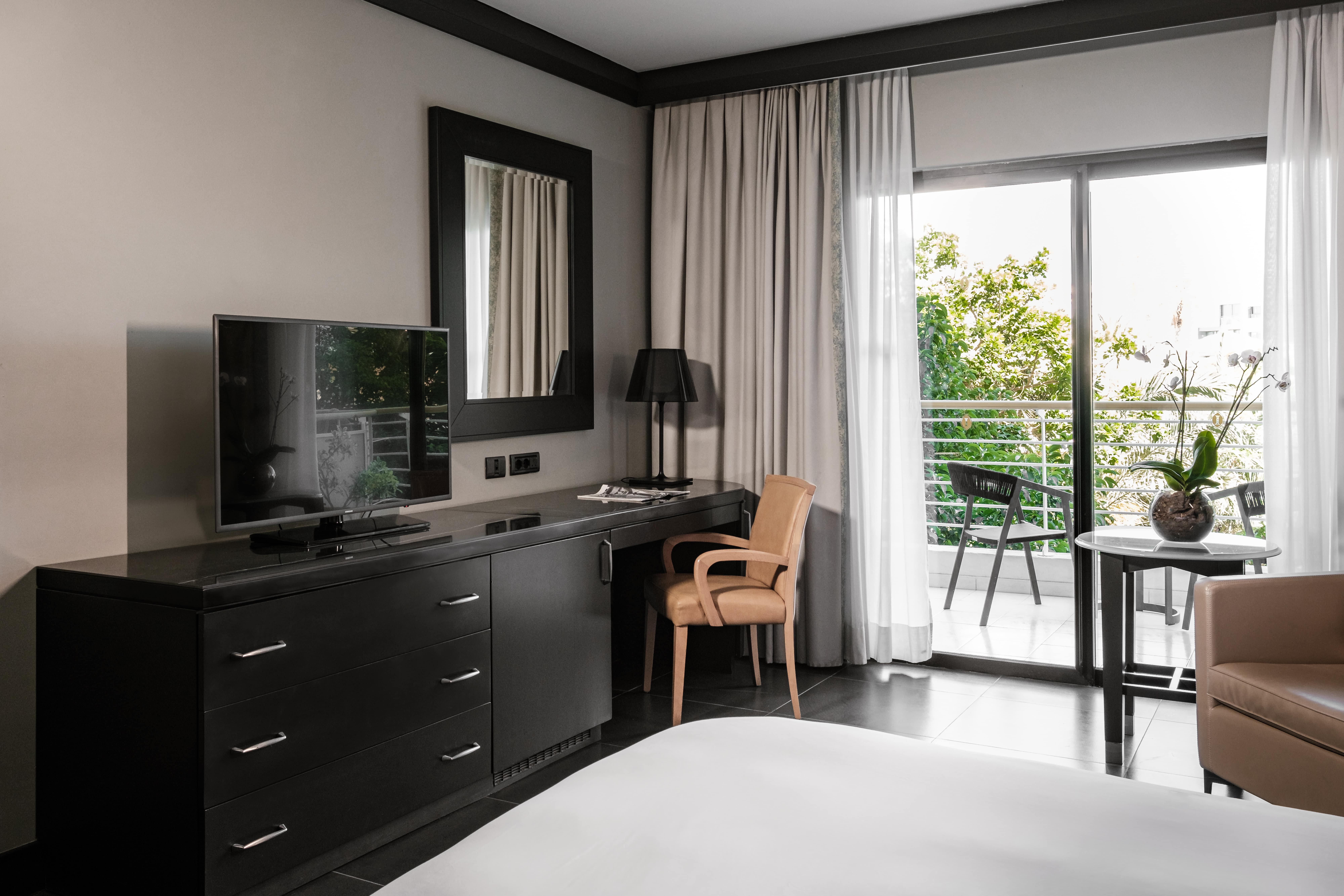 Intercontinental Malta By Ihg Hotel Saint Julian's Bagian luar foto A room at the hotel