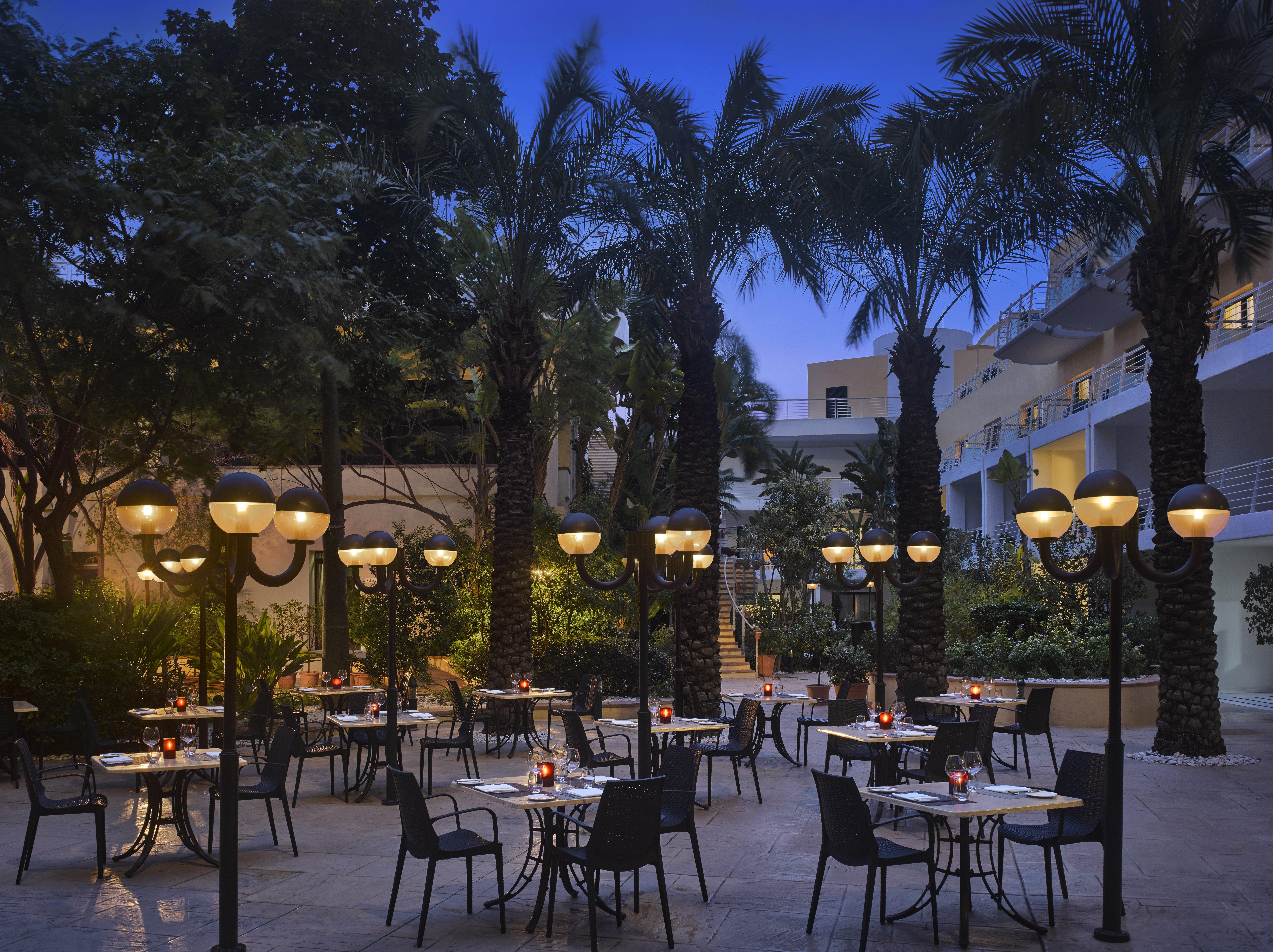 Intercontinental Malta By Ihg Hotel Saint Julian's Bagian luar foto The hotel's courtyard